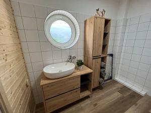 维林根Bergpanorama - Suite Willingen的一间带水槽和镜子的浴室