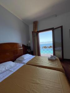 雷焦卡拉布里亚Hotel La Lampara的一间卧室设有一张床,享有海景