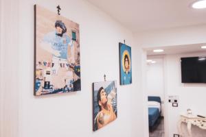 那不勒斯[Centro Storico] Luxury Suites的墙上有四张照片的走廊