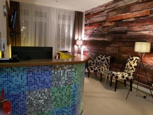 巴特皮尔蒙特Arthotel的酒店客房带马赛克台和椅子