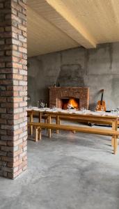 K'vemo Alvani,,Anna's" Guesthouse的带壁炉的客房内的木桌