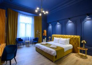 萨图马雷HOTEL VIENA的一间拥有蓝色墙壁的卧室和一张位于客房内的床