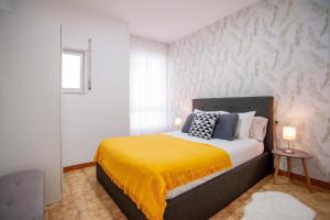 米尼奥Apartamento A pie de Playa的一间卧室配有一张黄色毯子床