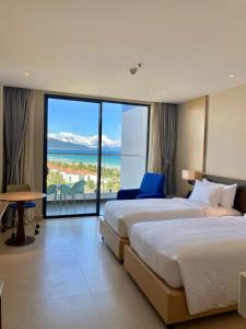 Miếu ÔngThe Arena Cam Ranh Resort all Luxury Service的海景客房 - 带两张床