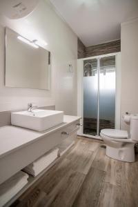米尼奥Apartamento A pie de Playa的白色的浴室设有水槽和卫生间。