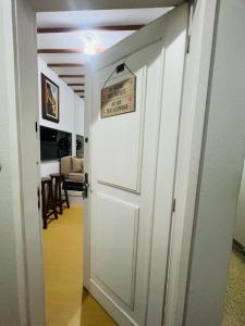 里约热内卢MARAVILHOSO QUARTO E SALA até 4 PESSOAS NO LEBLON na Av ATAULFO DE PAIVA的一间有标志的房间的白色门