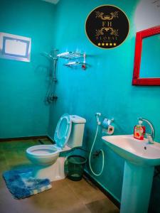 萨利波图尔MAISON FLORAL的蓝色的浴室设有卫生间和水槽