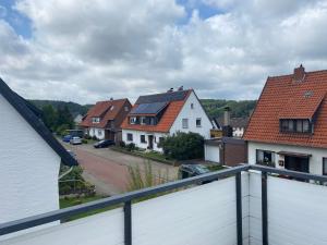 弗洛托Ferienwohnung Andreea的房屋的阳台享有风景。