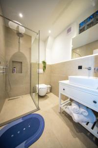 普里什蒂纳Apartments PRN的一间带水槽、卫生间和淋浴的浴室