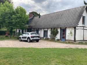 Le TronquayCharmante villa normande à 1h de la mer, 1h30 de Paris的停在房子前面的汽车