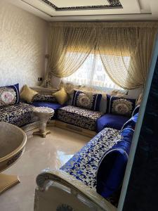 盖尼特拉Tajhiz alliance darna的客厅设有蓝色的沙发和窗户。