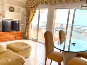 滨海阿雷尼斯Apartament Port的客厅设有桌子和大窗户