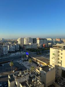 都拉斯Vintage Sea-View Apartment in Centre Durres的享有城市空中景色,设有停车场