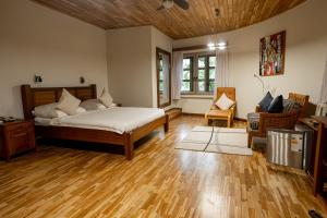阿克拉Esther's Hotel的一间卧室配有一张床,铺有木地板
