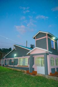 KisiiEntire Fully furnished Villas in Kisii的前面有绿色草坪的大房子