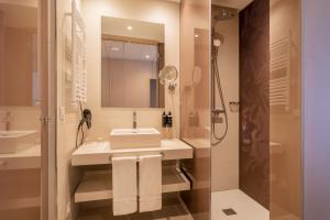 马贝拉Eurostars Oasis Marbella的一间带水槽和淋浴的浴室