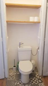 Gite de l'école的一间位于客房内的白色卫生间的浴室
