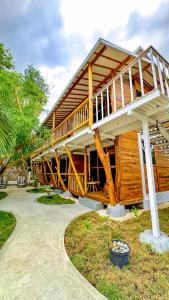 吉利特拉旺安宁静海滩别墅的大型木制房屋,设有大型甲板