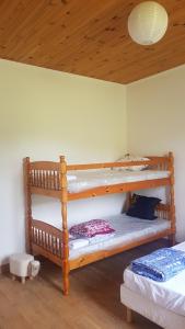 Gite de l'école的一间卧室设有两张双层床和木制天花板。