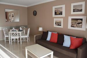 圣乌尔苏拉Residencial La Quinta Park Suites的客厅配有沙发和桌子