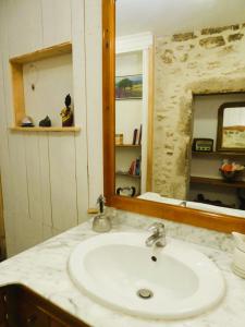 马尔萨讷Gite Champêtre Drome Lorette的一间带水槽和镜子的浴室