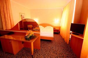 罗斯诺夫·波德·拉德霍斯滕艾尔罗普兰康体酒店的酒店客房设有一间带一张床和一张书桌的卧室