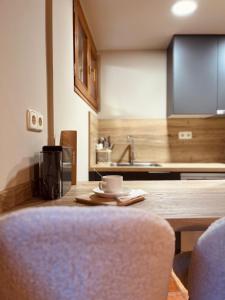 AnetoCasa Moline Apartamentos Rurales的厨房配有木桌和杯子