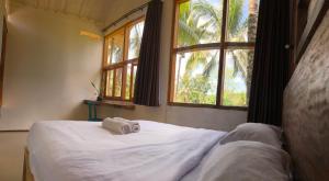 特特巴图睦民宿的一间卧室配有一张床,上面有两条毛巾