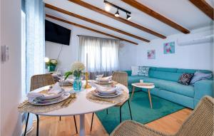 Amazing Home In Sedlarica With Sauna的客厅配有桌子和蓝色沙发