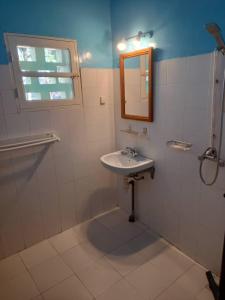 AbéméKONE-METTLER GUEST HOUSE的一间带水槽和镜子的浴室