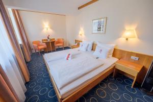 上施莱斯海姆选帝侯查勒酒店的酒店客房设有一张大床和一张桌子。