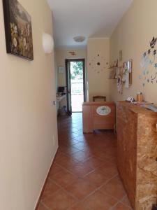 瓦尔蒙托内小珍珠旅馆的一间带卫生间的浴室,铺有瓷砖地板。