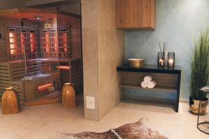 埃尔维特salinenparc Design Budget Hotel的客房设有带木质橱柜的酒窖。