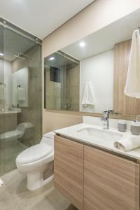 波哥大Apartametos FACILE的浴室配有卫生间、盥洗盆和淋浴。
