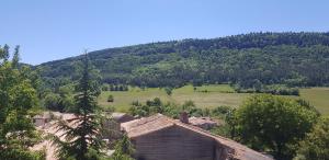 Gite de l'école的山地的村庄