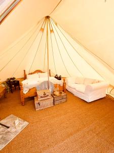 剑桥Fen meadows glamping - Luxury cabins and Bell tents的帐篷内带两张床的房间