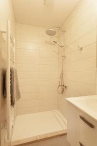 Saint-Paul-de-VaraxLogement équipé的带淋浴和盥洗盆的白色浴室