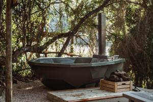 Beach ViewThunzi Bush Lodge的木头上的浴缸