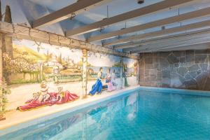 上施莱斯海姆选帝侯查勒酒店的墙上画画的游泳池