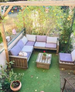 科尔马Ravissante petite suite的一个带沙发和凉亭的花园