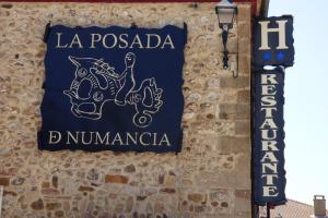 GarrayHotel la posada de Numancia的建筑物墙上的标志