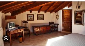GarrayHotel la posada de Numancia的一间卧室配有一张床和一张书桌及电视
