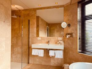 布兰肯贝赫Gatsby Hotel - Adults Only - Small Luxury Hotel - by F-Hotels的一间带水槽和镜子的浴室
