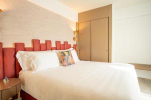 马贝拉Hard Rock Hotel Marbella - Puerto Banús的一间卧室配有一张大床和红色床头板