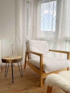 EcublensAppartement calme et lumineux de 2,5 pces proche Lausanne的一间卧室配有一张床、一张桌子和一个窗户。