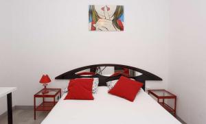 马德里Desing Puerta del Sol 6的卧室配有带红色枕头的白色床