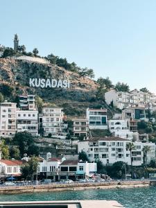 库萨达斯Seaside Serenity.Kusadasi,Turkey的水边山丘上的一连串房子