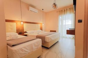 奥林匹亚基·阿克蒂ELYSIUM - villa majken的酒店客房设有两张床和窗户。
