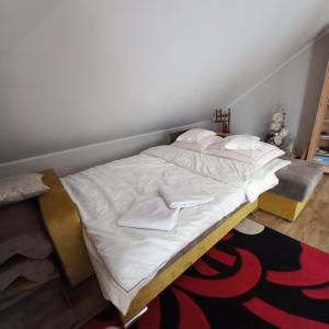 Castell的卧室配有一张带白色床单和枕头的大床。