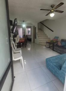比亚维森西奥Casa Amoblada en Conjunto Cerrado的客厅配有吊扇和沙发。